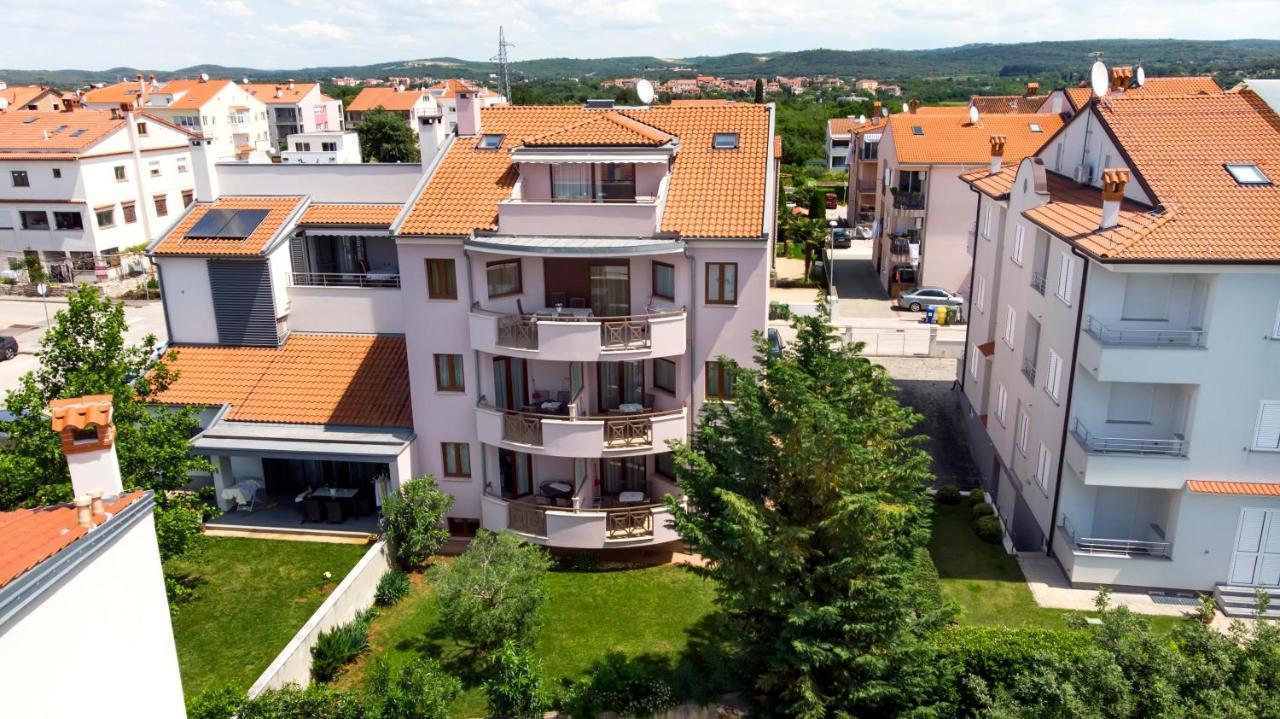 Apartments And Rooms Camaiore Rovinj Exteriör bild