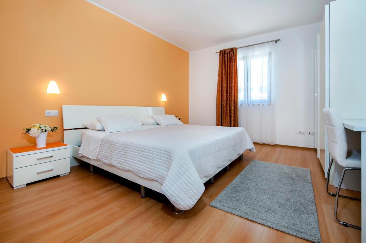 Apartments And Rooms Camaiore Rovinj Exteriör bild